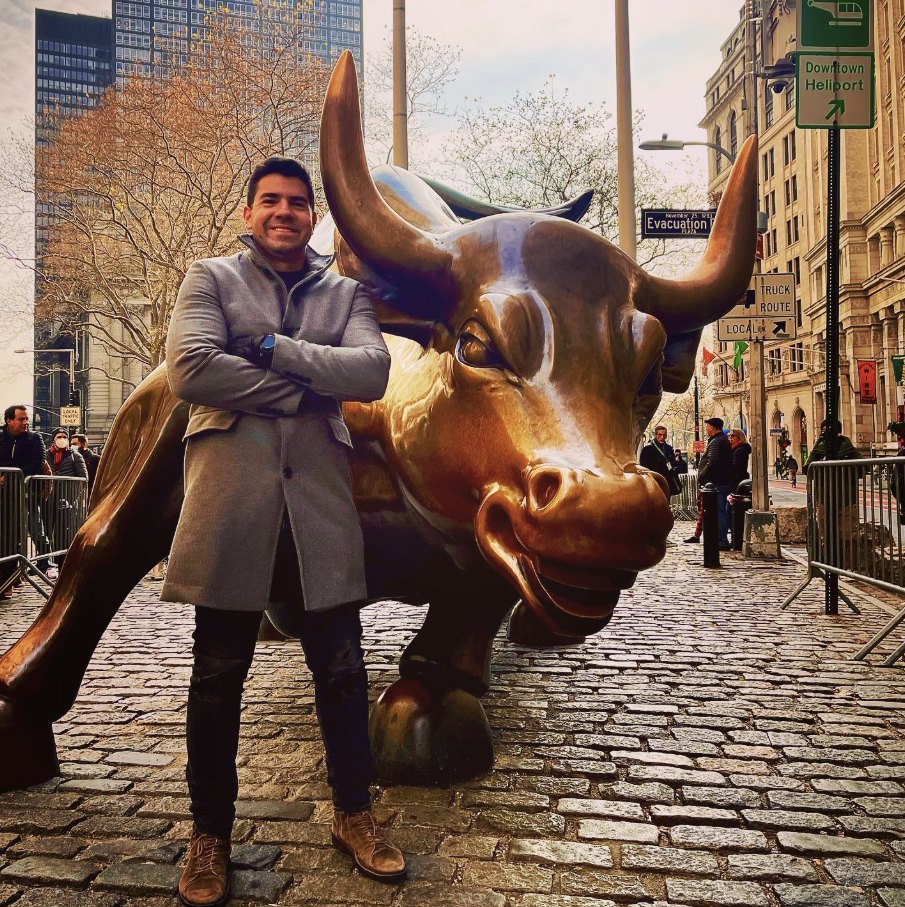 Ícaro Di Gaspare em frente ao touro de Wall Street, em Nova York