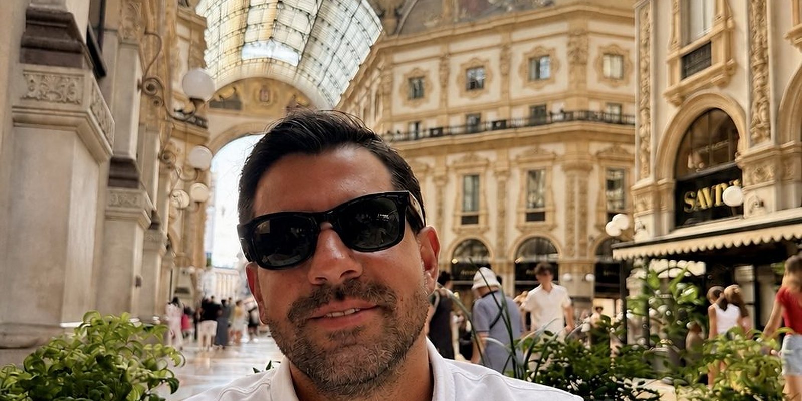 Ícaro Di Gaspare na Galleria Vittorio Emanuele II, em Milão